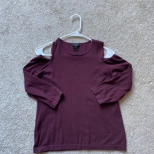 Off the shoulders sweater. Shoulder cutout